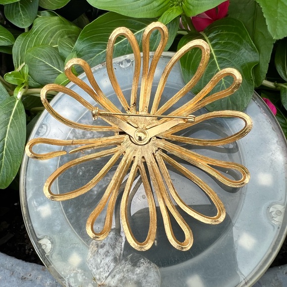Vintage Large Unsigned Coro Brushed Gold-Tone Flower Daisy Open Work Brooch - Picture 11 of 17